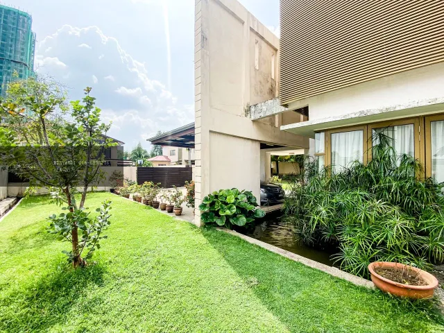 Banglo 5 bilik tidur. di Bangi, Selangor. Keluasan bina 4,580 sqft. Pegangan Bebas/Hakmilik Individu. Dijual pada harga RM 1,800,000.