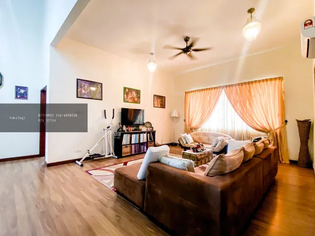 Banglo 5 bilik tidur. di Bangi, Selangor. Keluasan bina 4,580 sqft. Pegangan Bebas/Hakmilik Individu. Dijual pada harga RM 1,800,000.