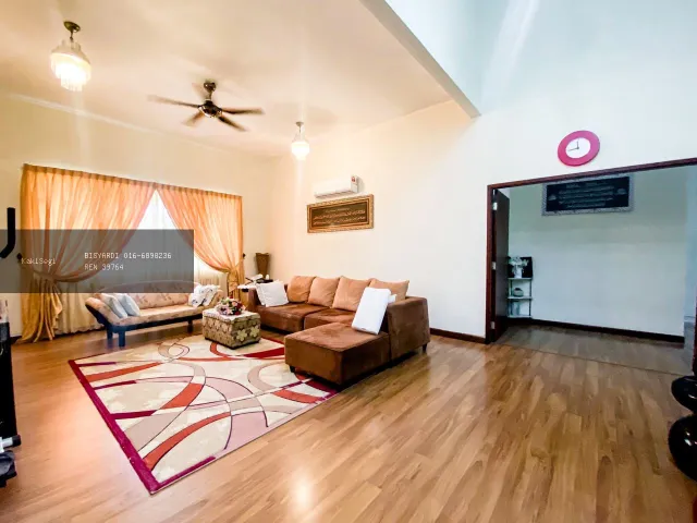 Banglo 5 bilik tidur. di Bangi, Selangor. Keluasan bina 4,580 sqft. Pegangan Bebas/Hakmilik Individu. Dijual pada harga RM 1,800,000.