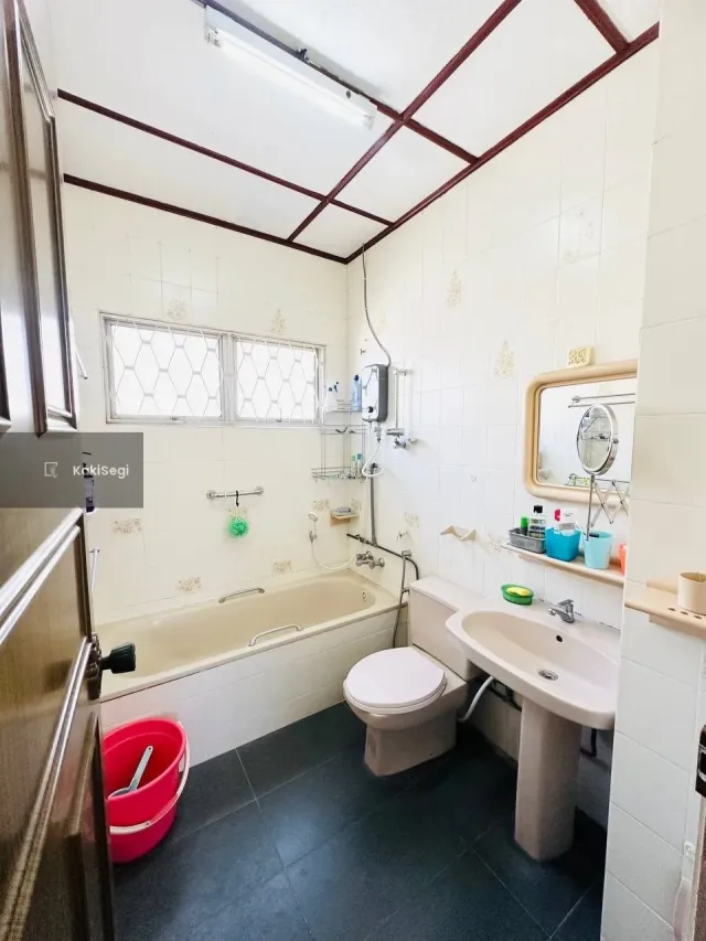 Bungalow Luas 7k+ sqft Seksyen 11 Shah Alam, Cantik Siap Renovate & Well Maintained