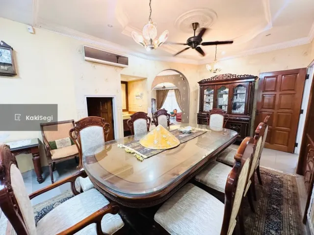 Bungalow Luas 7k+ sqft Seksyen 11 Shah Alam, Cantik Siap Renovate & Well Maintained