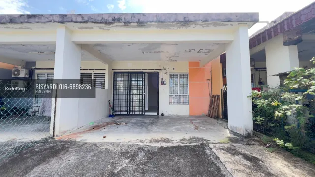 Rumah 1 Tingkat 3 bilik tidur. di Taman Jasmin Senawang, Negeri Sembilan. Keluasan bina 1,200 sqft. Pegangan Pajakan/Lot Bumiputera. Dijual pada harga RM 300,000.