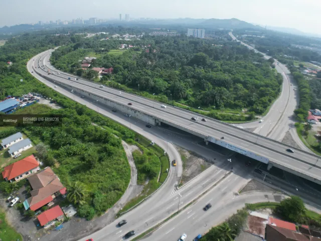 REBUT SEBELUM TERLEPAS! Tanah Tepi Flyover Dengkil – Tepi Jalan Utama, Harga Bawah Pasar!