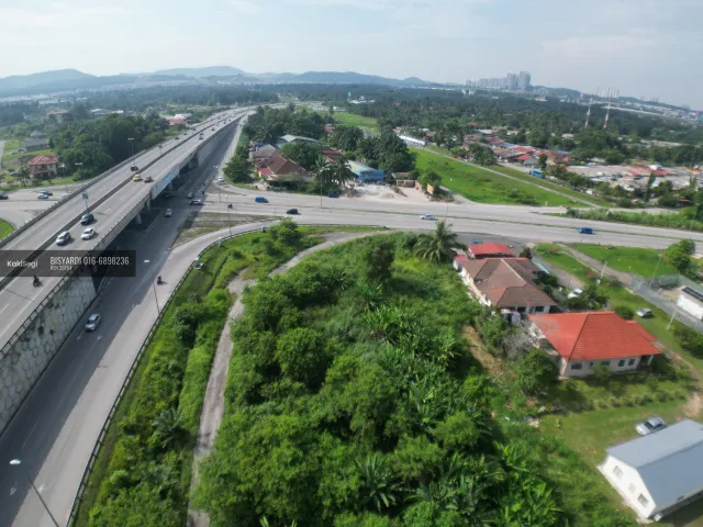 REBUT SEBELUM TERLEPAS! Tanah Tepi Flyover Dengkil – Tepi Jalan Utama, Harga Bawah Pasar!