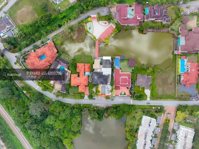 "Miliki Syurga Privasi Elit: Banglo Mewah 3 Tingkat View Tasik di Country Heights, Kajang (Tanah Luas Luar Biasa!)"