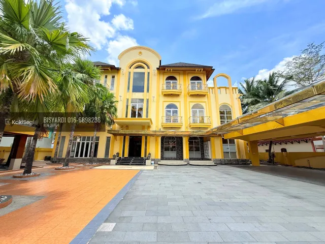"Miliki Syurga Privasi Elit: Banglo Mewah 3 Tingkat View Tasik di Country Heights, Kajang (Tanah Luas Luar Biasa!)"