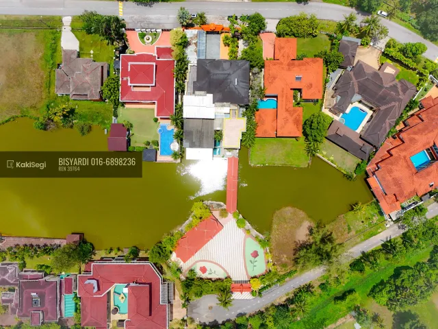 "Miliki Syurga Privasi Elit: Banglo Mewah 3 Tingkat View Tasik di Country Heights, Kajang (Tanah Luas Luar Biasa!)"