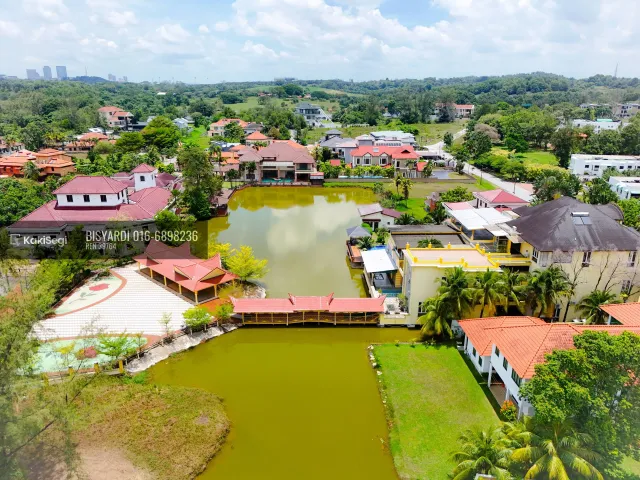 "Miliki Syurga Privasi Elit: Banglo Mewah 3 Tingkat View Tasik di Country Heights, Kajang (Tanah Luas Luar Biasa!)"