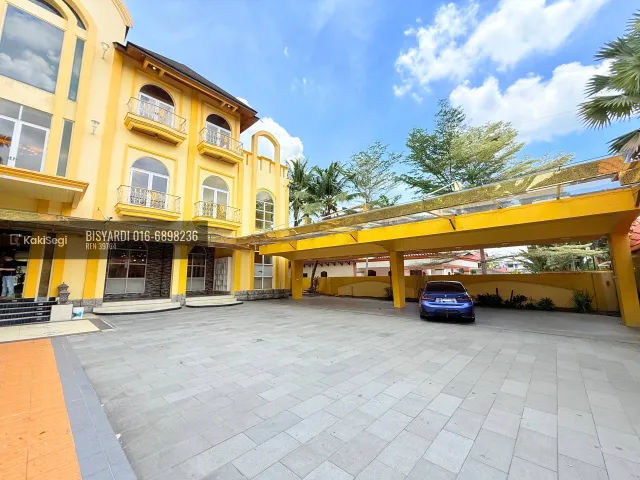 "Miliki Syurga Privasi Elit: Banglo Mewah 3 Tingkat View Tasik di Country Heights, Kajang (Tanah Luas Luar Biasa!)"