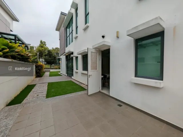 "Penat Dengan Kesesakan? Miliki Rumah Impian Sejati Residences Cyberjaya, Terus Depan Playground!"