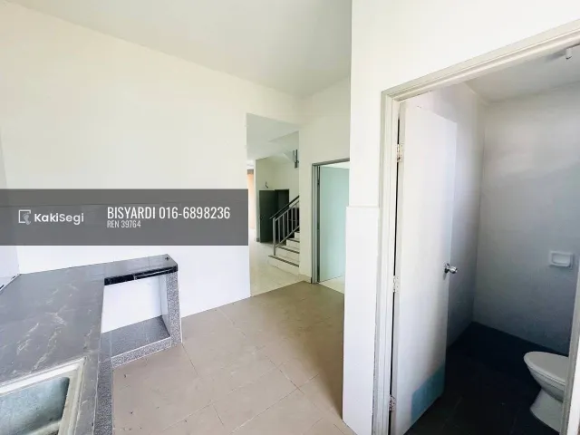 Tak Perlu Pening Lagi! Rumah Teres 5 Bilik di Bandar Baru Salak Tinggi Sepang, Laman Belakang Sangat Luas!