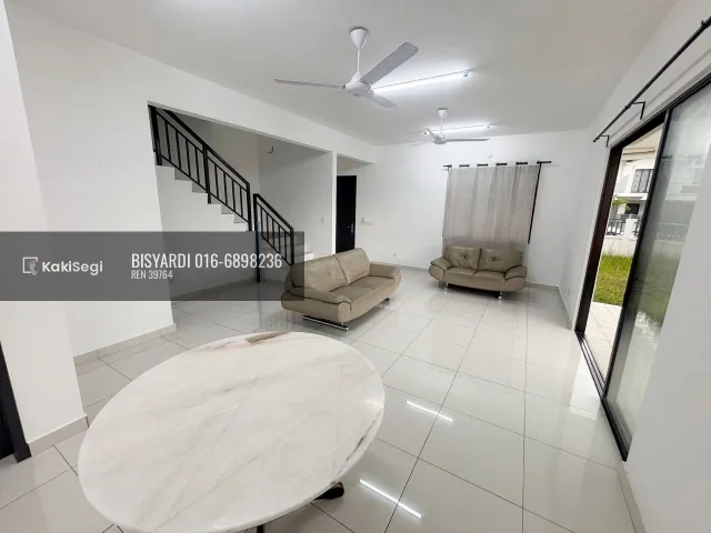 Penat tengok anak terperap? Rumah endlot tanah 4,217 sqft tepi taman permainan untuk dilepaskan.
