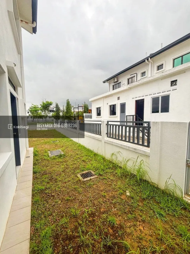 Penat tengok anak terperap? Rumah endlot tanah 4,217 sqft tepi taman permainan untuk dilepaskan.