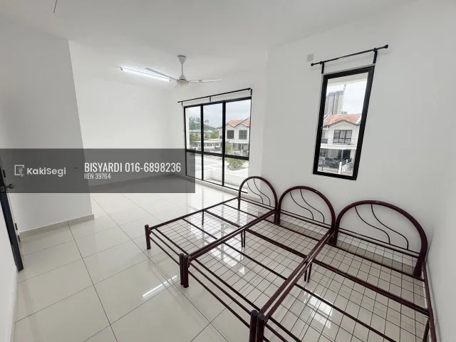 Penat tengok anak terperap? Rumah endlot tanah 4,217 sqft tepi taman permainan untuk dilepaskan.