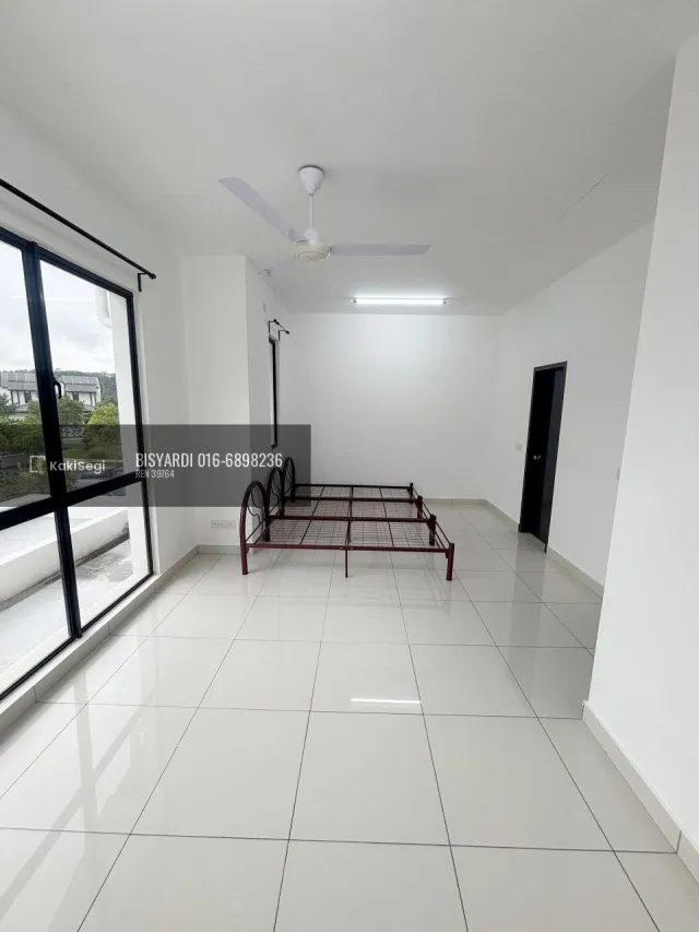 Penat tengok anak terperap? Rumah endlot tanah 4,217 sqft tepi taman permainan untuk dilepaskan.