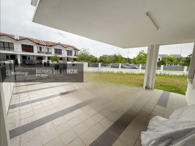 Penat tengok anak terperap? Rumah endlot tanah 4,217 sqft tepi taman permainan untuk dilepaskan.