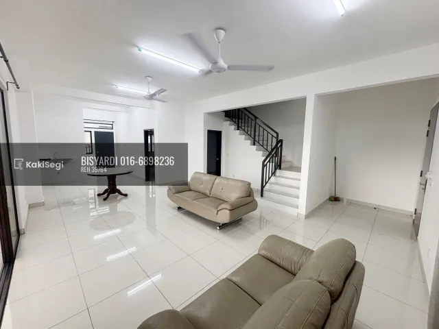 Penat tengok anak terperap? Rumah endlot tanah 4,217 sqft tepi taman permainan untuk dilepaskan.