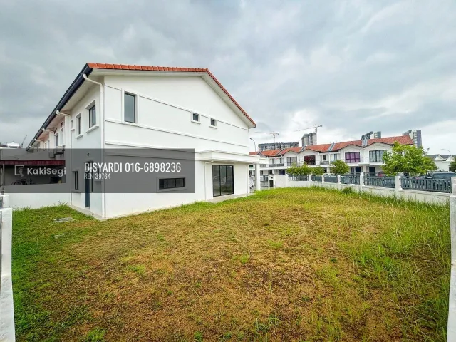 Penat tengok anak terperap? Rumah endlot tanah 4,217 sqft tepi taman permainan untuk dilepaskan.