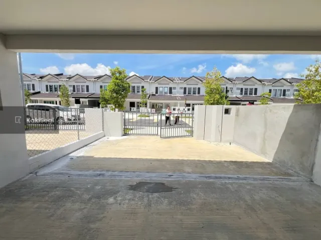 Rumah Teres Baru M Senyumia, Bandar Baru Salak Tinggi Sepang!