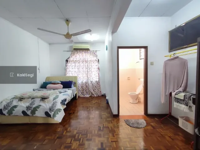 Sebelah Padang Golf Seremban, Paroi Jaya. Porch besar Gila!!
