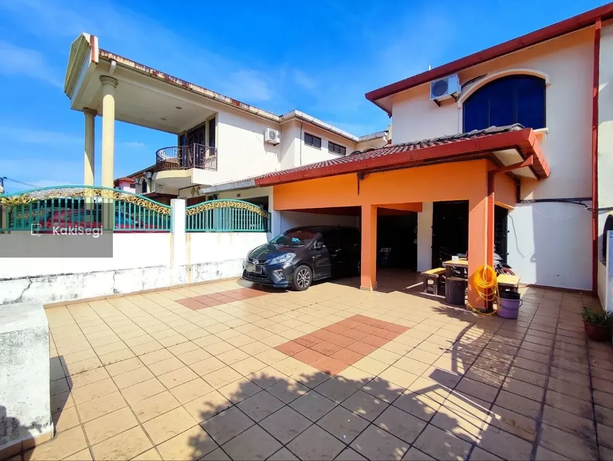 Sebelah Padang Golf Seremban, Paroi Jaya. Porch besar Gila!!