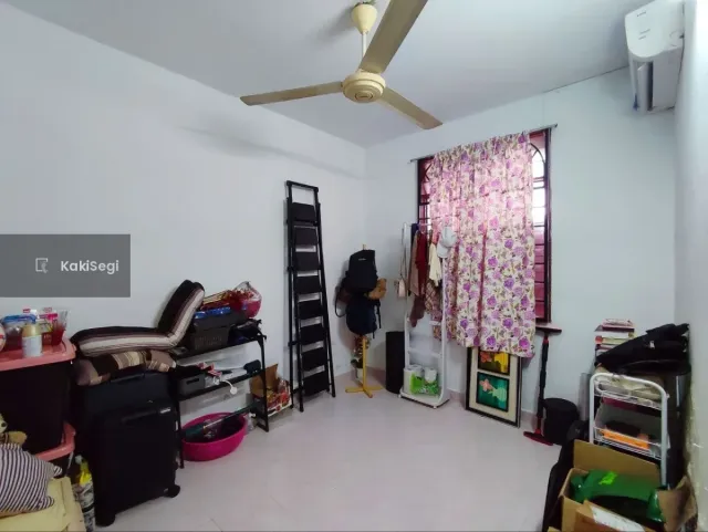 Sebelah Padang Golf Seremban, Paroi Jaya. Porch besar Gila!!