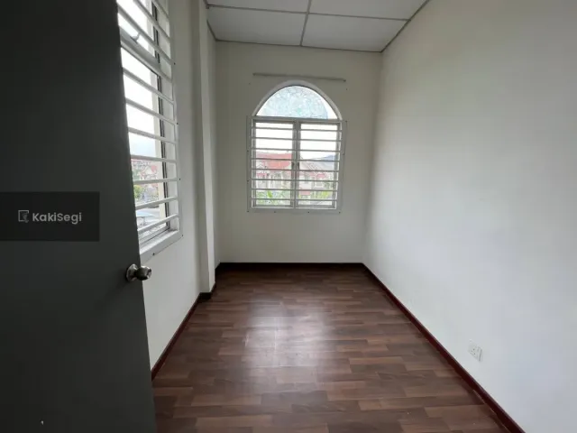 Teres 2.5 Tingkat End Lot Dekat KLIA & ERL Salak Tinggi, Sepang