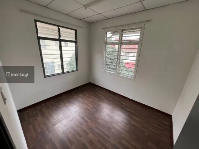 Teres 2.5 Tingkat End Lot Dekat KLIA & ERL Salak Tinggi, Sepang