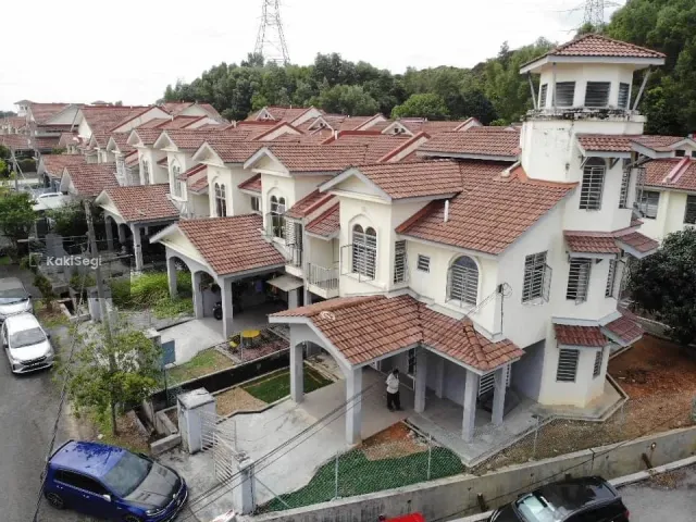Teres 2.5 Tingkat End Lot Dekat KLIA & ERL Salak Tinggi, Sepang