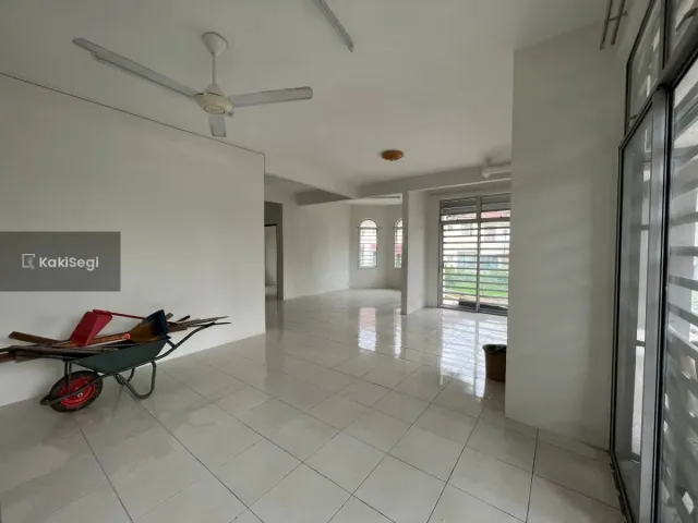 Teres 2.5 Tingkat End Lot Dekat KLIA & ERL Salak Tinggi, Sepang