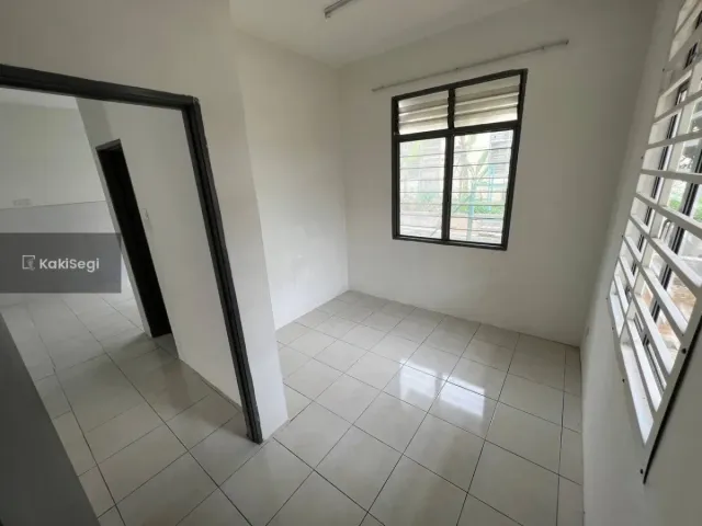 Teres 2.5 Tingkat End Lot Dekat KLIA & ERL Salak Tinggi, Sepang