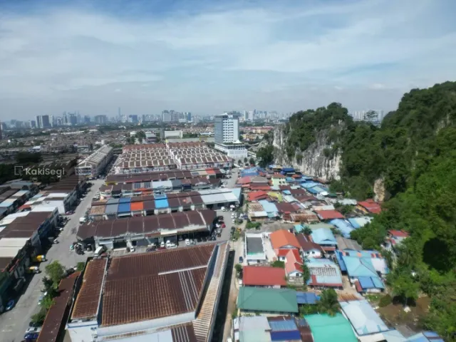 "Impian Rumah Setingkat Luas Jadi Kenyataan! Bungalow Cantik di Kampung Sri Gombak Indah, Batu Caves – Harga RM750k Nego, Ruang Maksimum Untuk Keluarga!"