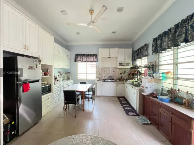 "Impian Rumah Setingkat Luas Jadi Kenyataan! Bungalow Cantik di Kampung Sri Gombak Indah, Batu Caves – Harga RM750k Nego, Ruang Maksimum Untuk Keluarga!"