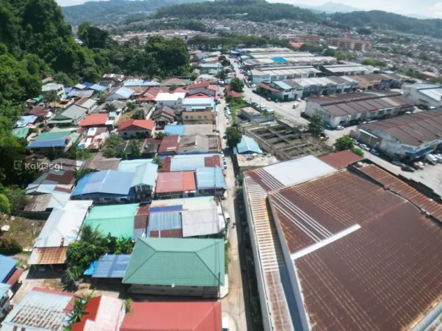 "Impian Rumah Setingkat Luas Jadi Kenyataan! Bungalow Cantik di Kampung Sri Gombak Indah, Batu Caves – Harga RM750k Nego, Ruang Maksimum Untuk Keluarga!"